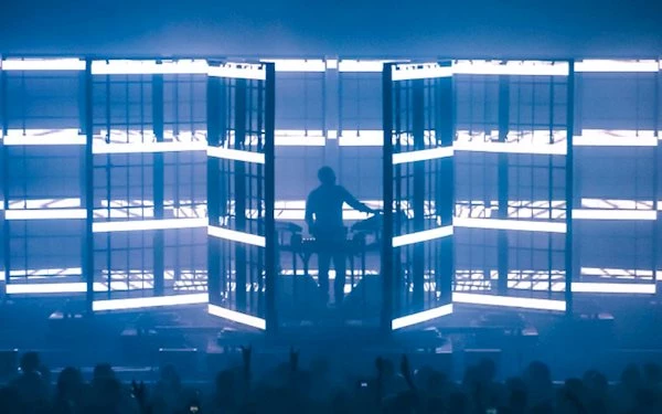 For Etienne de Crécy’s new tour, Space Echo, PRG Projects integrated their unique highly transparent PURE10 screens within the SpinIt, a custom developed rotating frame solution to meet the design needs for this specific tour.