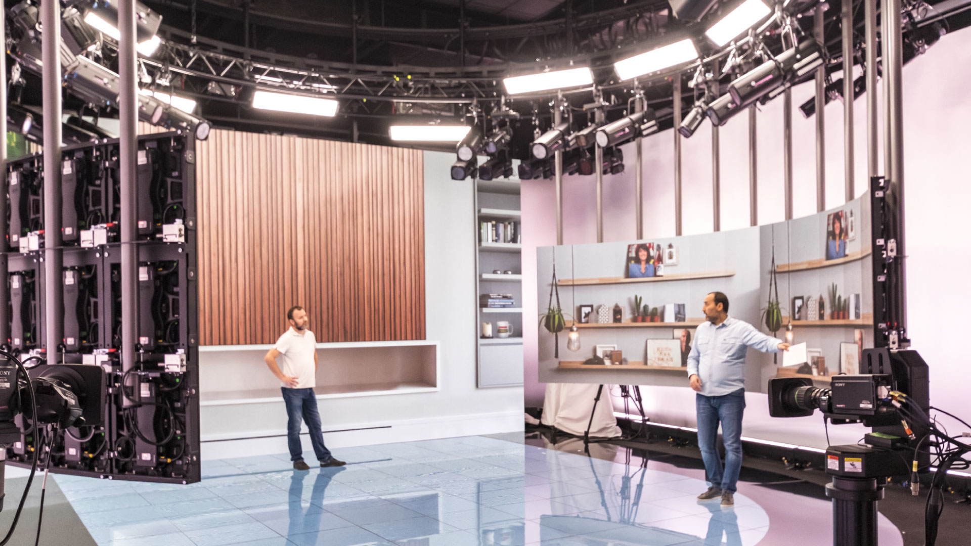 PRG equips the TV studio with first-class and flexibly adaptable event technology! You are looking for a technical partner for your next TV & film production! Contact our PRG team!
