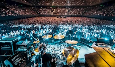 De legendarische Nederlandse rockband BLØF stond op het podium in een uitverkochte Ziggo Dome in Amsterdam. 17.000 fans hadden zich verzameld voor een spectaculaire show vol verrassingen verzorgd door PRG.