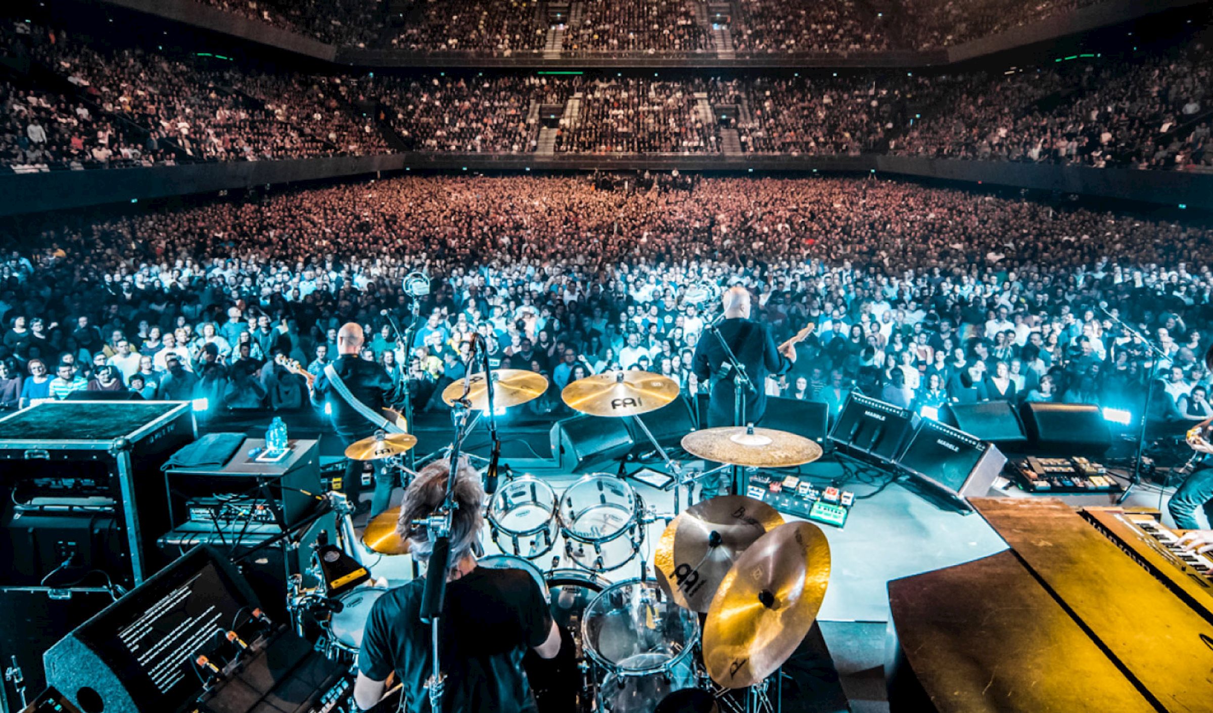 Le légendaire groupe de rock néerlandais BLØF est monté sur scène dans le Ziggo Dome d'Amsterdam, qui affichait complet. 17 000 fans s'étaient rassemblés pour assister à un spectacle spectaculaire et plein de surprises offert par PRG.