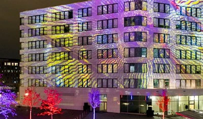 PRG realisierte ein kurzes, aber spektakuläres Video-Mapping-Display an der Fassade des Bürogebäudes der Werft in der Hamburger HafenCity.
