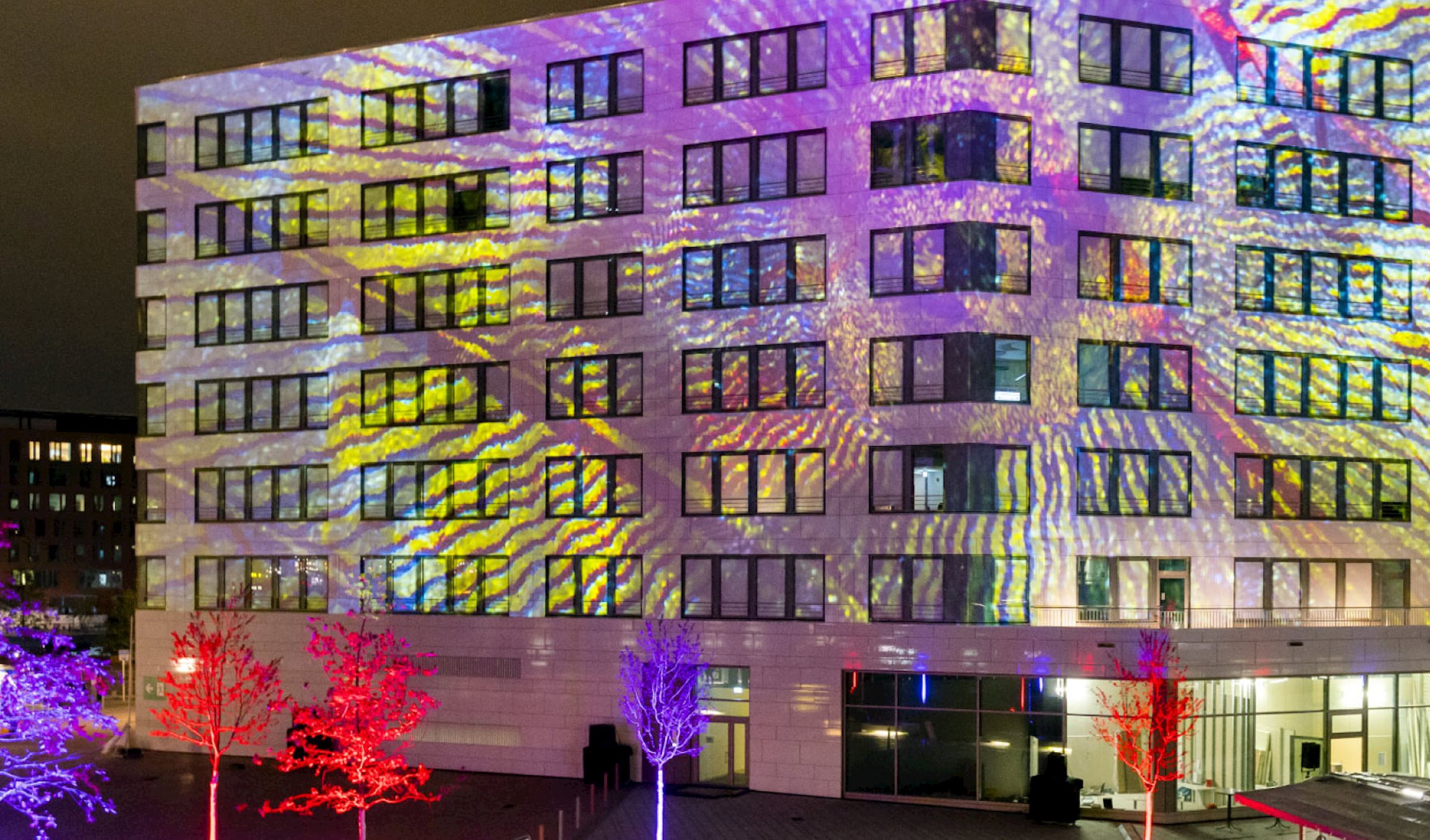 PRG a réalisé un affichage de mapping vidéo court mais spectaculaire sur la façade de l'immeuble de bureaux Shipyard dans la HafenCity de Hambourg.