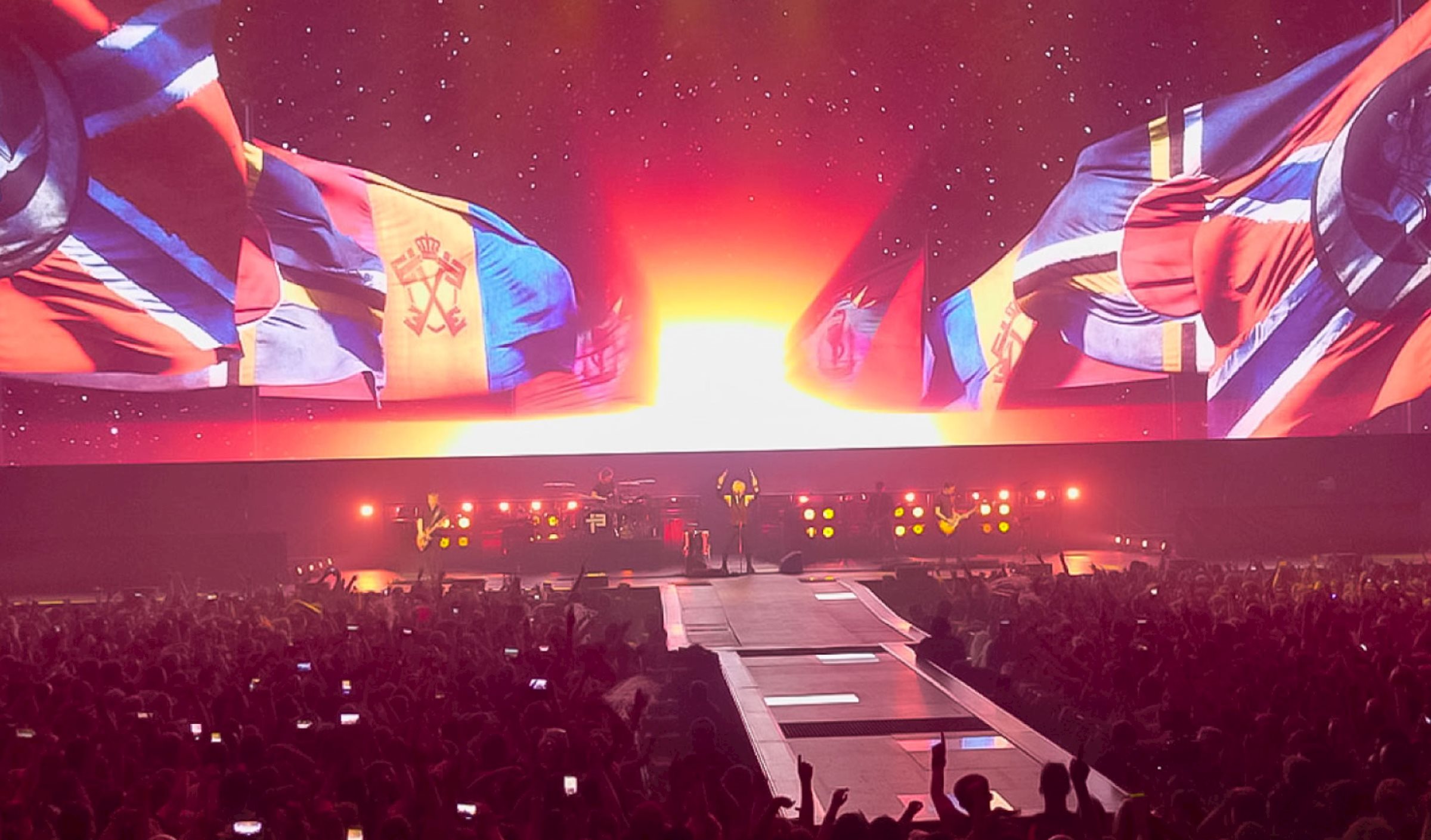 Voor de slotshow van Indochine's "13 Tour" kwamen meer dan 50 000 fans naar Lille om de meeslepende show te beleven die werd ondersteund door PRG als technische dienstverlener.