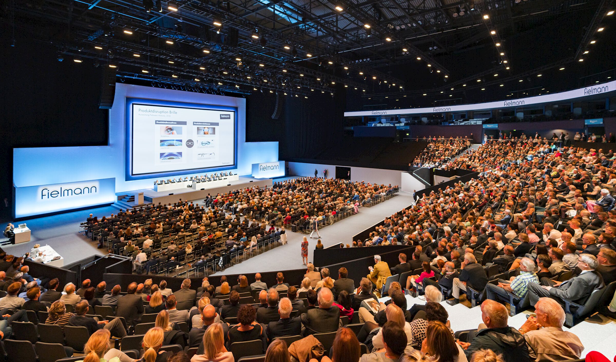 La réunion annuelle 2019 de Fielmann a eu lieu à la Barclaycard Arena de Hambourg - l'équipe créative de PRG a conçu un concept de salle et l'a présenté avec les visualisations correspondantes.