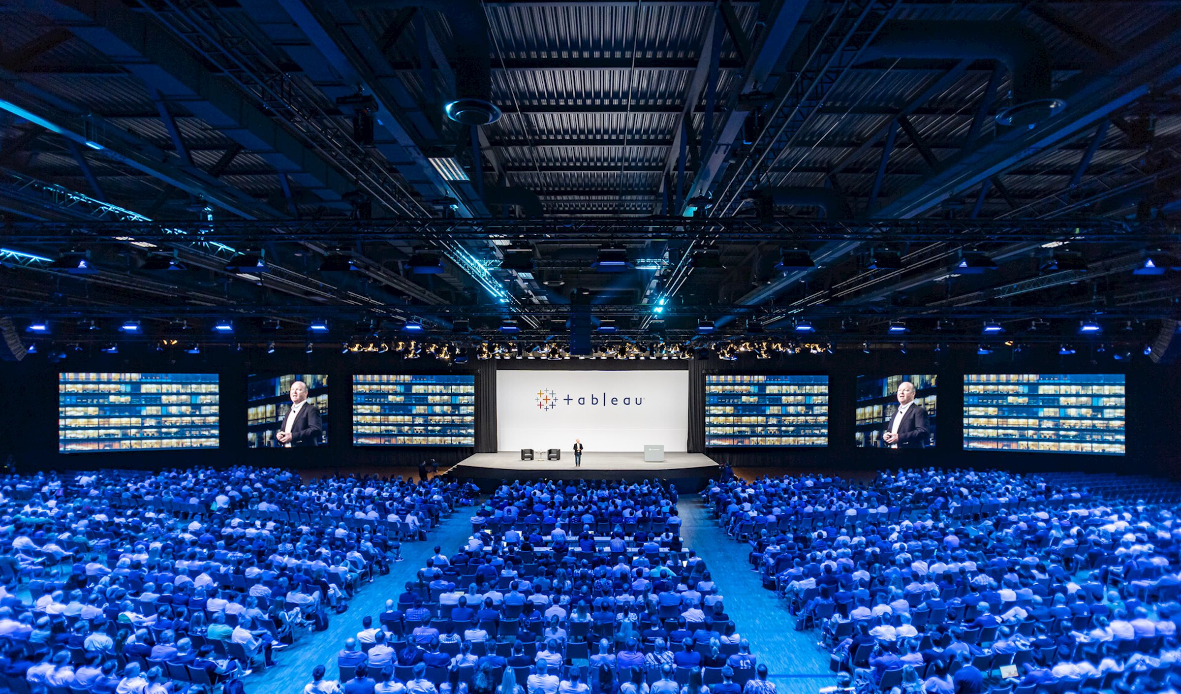 In addition to lighting, sound and video technology as well as rigging, PRG also took care of the stage design, construction drawings and seating plans for the Tableau Conference Europe, which extended over various rooms.