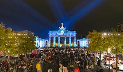 PRG fue uno de los socios tecnológicos y recibió el encargo de instalar medios y tecnología de proyección en ocho lugares diferentes, entre ellos la Puerta de Brandemburgo y la Torre de Televisión de Berlín en el Festival de las Luces.