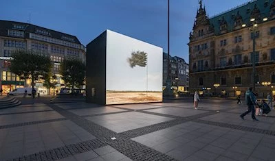 La PRG apoya la realización de la obra de arte "Western Flag" de John Gerrard consistente en un cubo negro con una pared LED