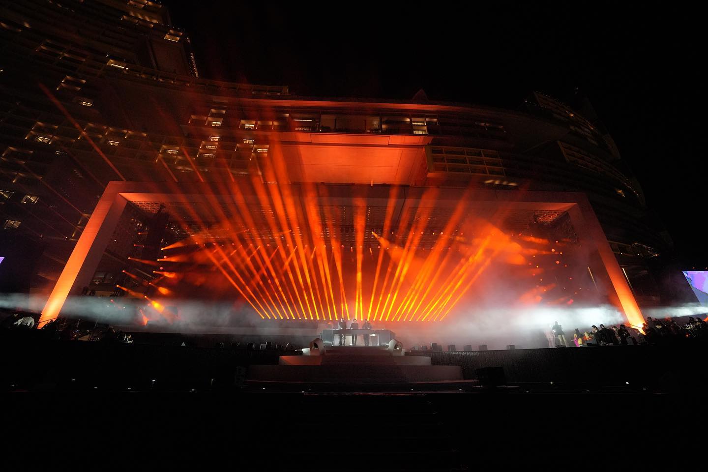 PRG lieferte eine schlüsselfertige technische Lösung für das dreitägige Spektakel, einschließlich einer gigantischen Beleuchtungsinstallation an der Fassade des Gebäudes sowie einer groß angelegten Audio-, Video- und Rigginganlage für das Atlantis Grand Reveal"-Event.