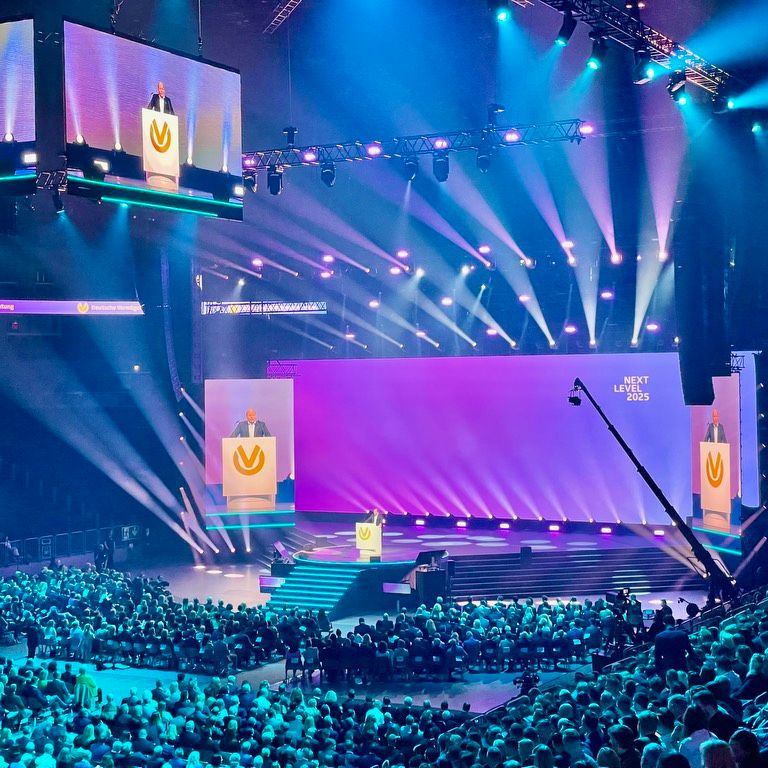 As a leading 360° service provider, PRG provided comprehensive technical equipment for the company conference Deutsche Vermögensberatung. A very different Corporate Event. 