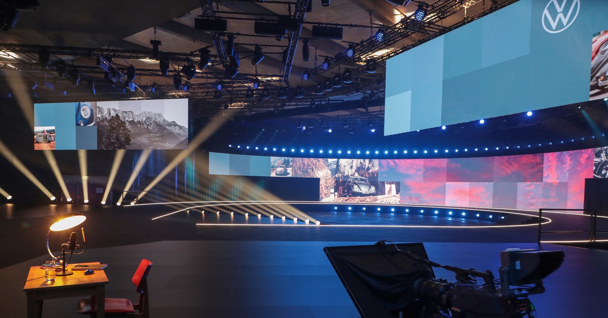 Como proveedor líder de tecnología para eventos, PRG proporcionó rigging, iluminación, tecnología de audio y vídeo y tecnología de intercomunicación para celebrar el estreno mundial del coche de exposición "ID.2all" de VW en Hamburgo.
