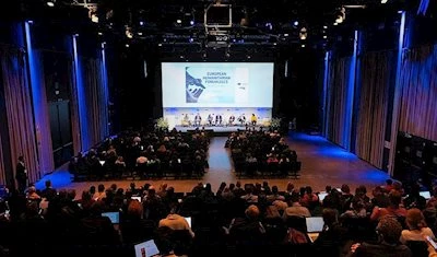 PRG Belgium a fourni l'éclairage, le son et la vidéo dans l'auditorium et les salles de réunion, ainsi que dans les zones générales pour l'impressionnant Forum humanitaire européen 2023 à l'EGG.