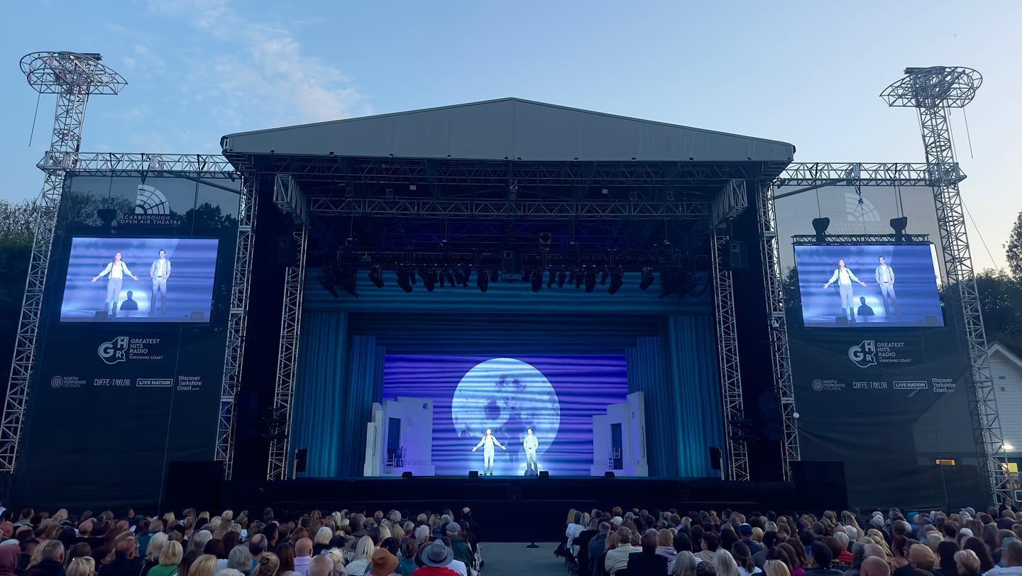 El equipo PRG del Reino Unido se enorgullece de ofrecer al público el musical "Mamma Mia", tan apreciado en todo el mundo.