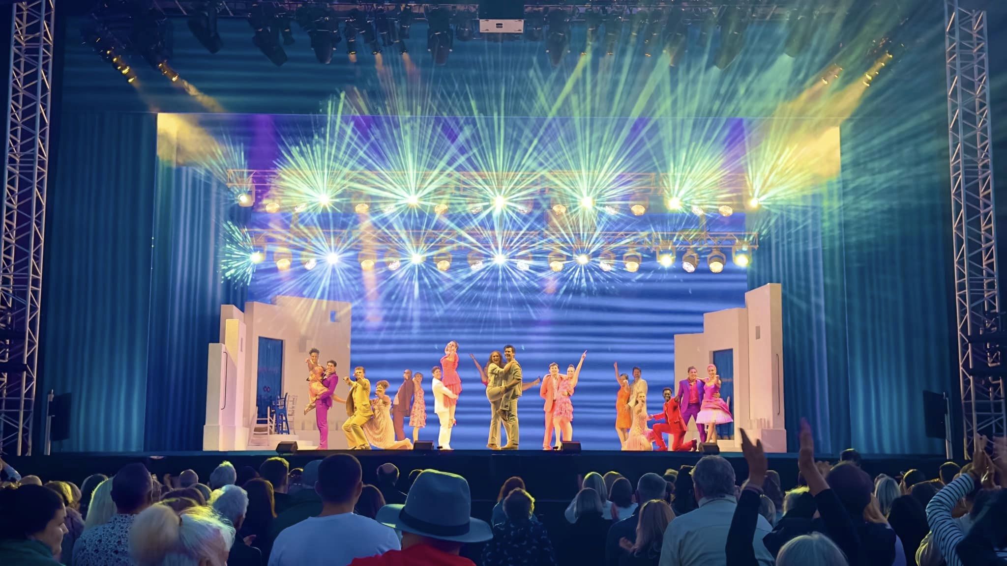 Team PRG UK is trots om de wereldwijd geliefde Musical "Mamma Mia" aan het publiek te mogen leveren!