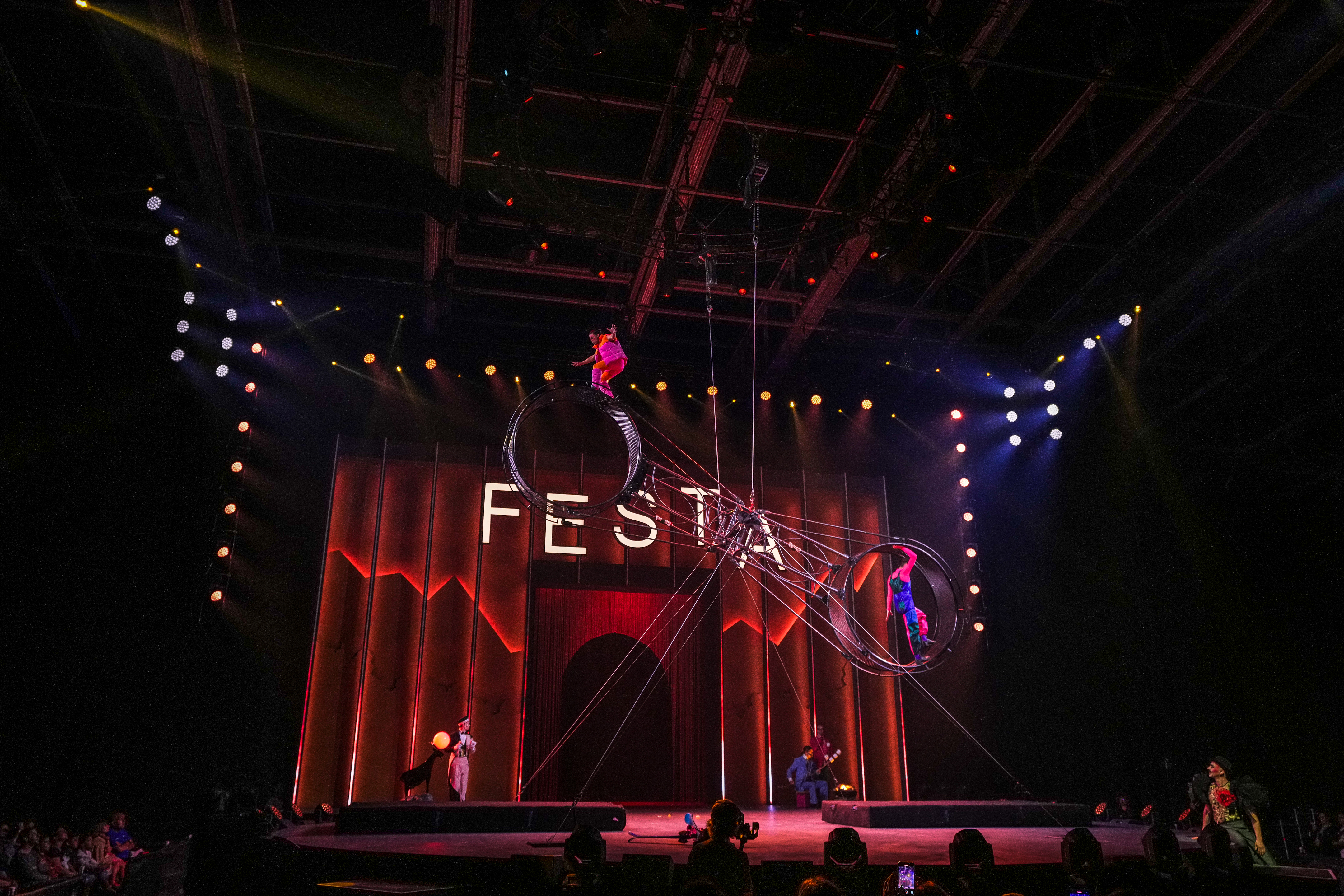PRG est ravi de travailler avec le Cirque du Soleil et son nouveau spectacle en ce qui concerne les technologies de gréement, d'audio et d'éclairage.