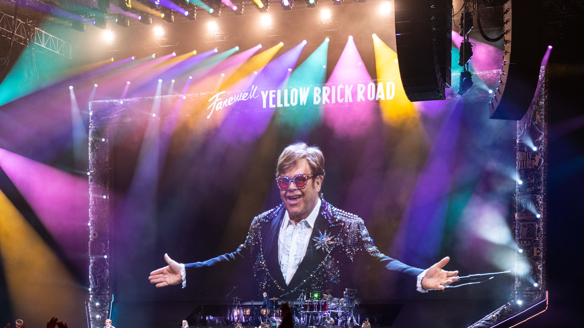 PRG fühlt sich geehrt, mit dem wunderbaren Team von Elton John zusammenzuarbeiten und die Beleuchtung und das Rigging für diese historische Abschiedswelttournee zu liefern.