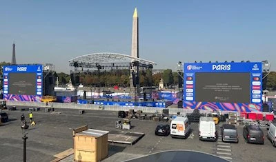  PRG France set up four LED screens in Place de la Concorde for the Rugby World Cup, showcasing various matches and expanding to six screens as the Fan Zone exceeded 39,000 attendees during events like France VS Namibia.