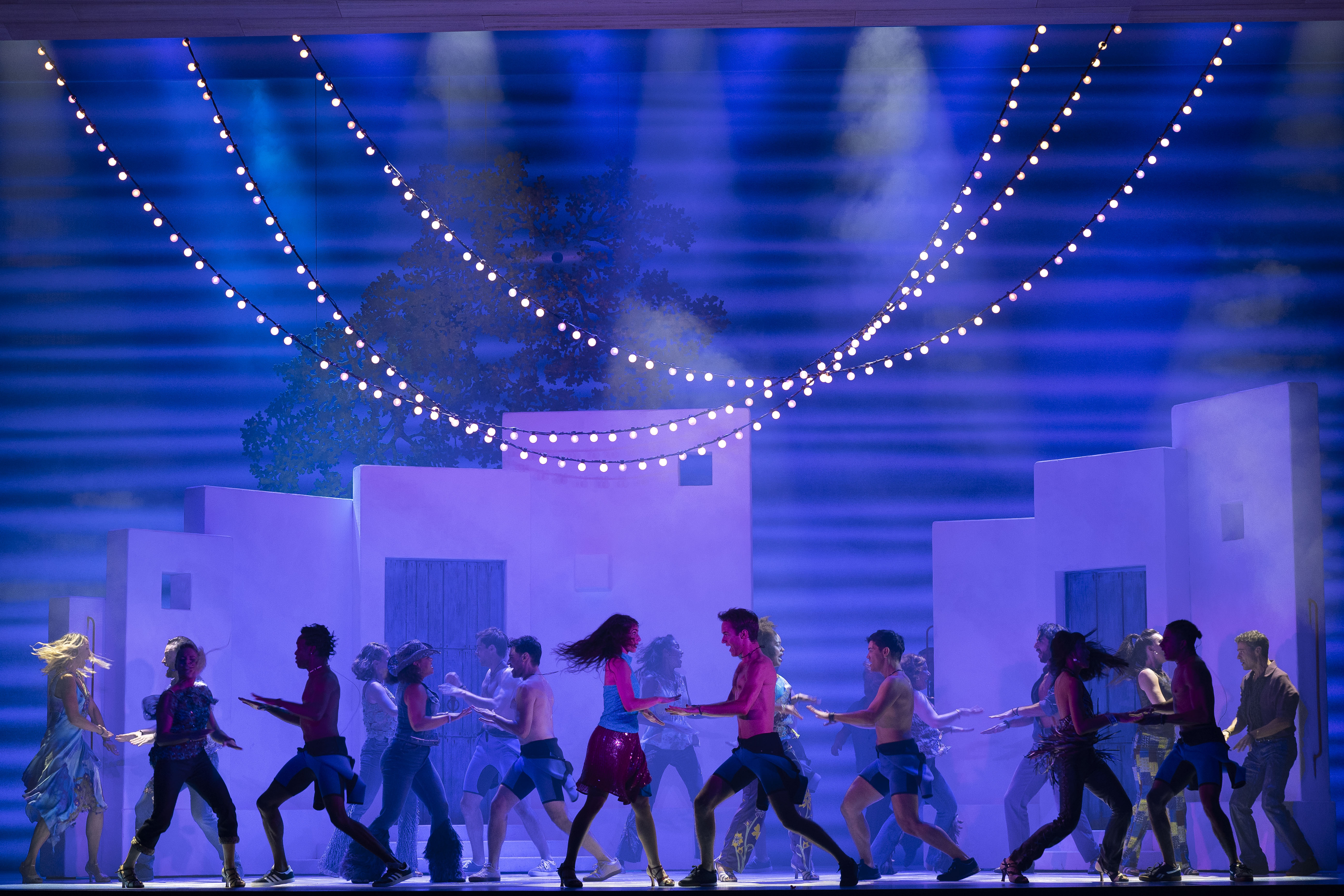 MAMMA MIA: THE FAMOUS MUSICAL IS BACK IN PARIS