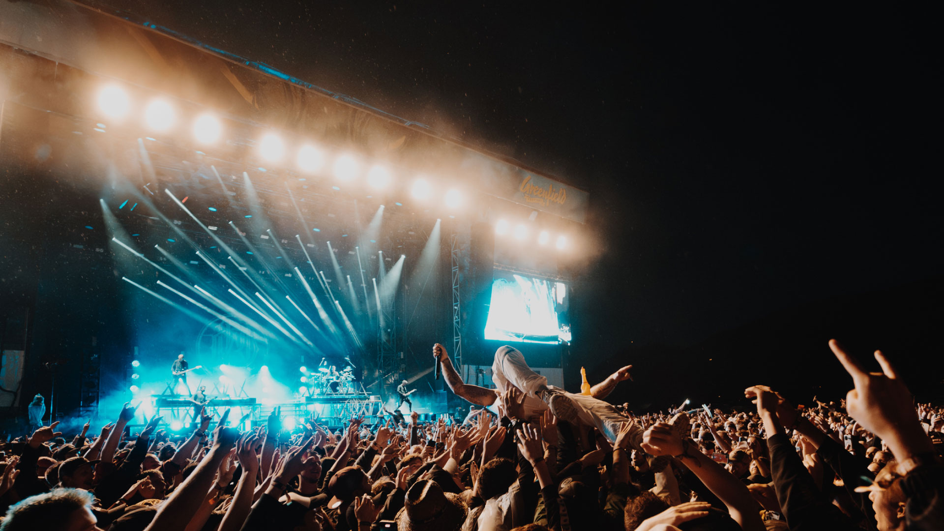 En la gira Parkway Drive Festival Tour, PRG sacude el escenario con su tecnología de iluminación.  Nuestros expertos en iluminación estarán encantados de ayudarle.