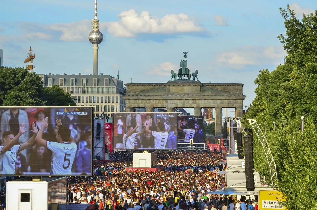 PRG a fourni des camions et des remorques à LED pour le Public Viewing de l'EURO 2016 à Berlin.